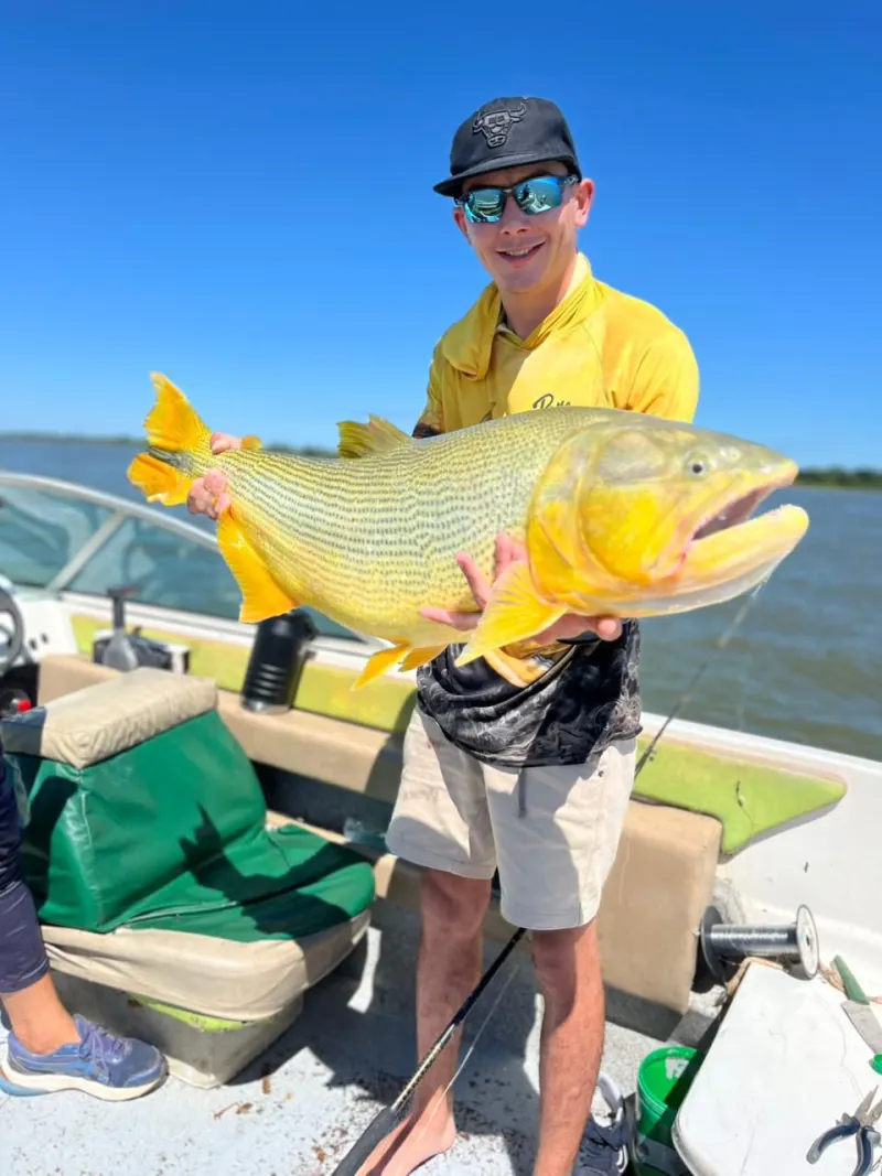 Dorado capturado en Paso de la Patria
